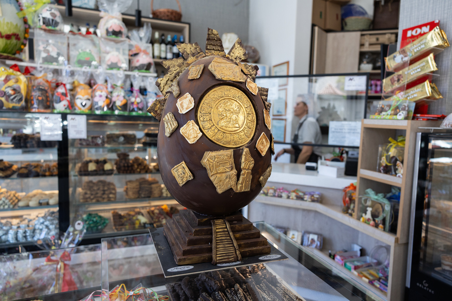 Σοκολατένιο αυγό γίγας 10 κιλών, στο ζαχαροπλαστείο του Γιάννη Μαρίνη