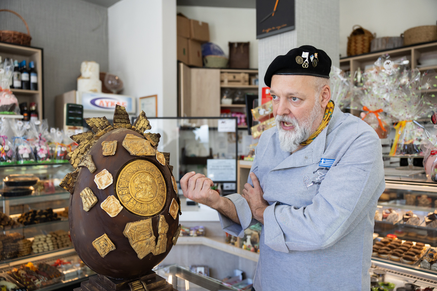 Ο ζαχαροπλάστης Γιάννης Μαρίνης φωτογραφίζεται μαζί με τα σοκολατένια αυγά που φτιάχνει ο ίδιος, στην Παναγία Φανερωμένη, Θεσσαλονίκη