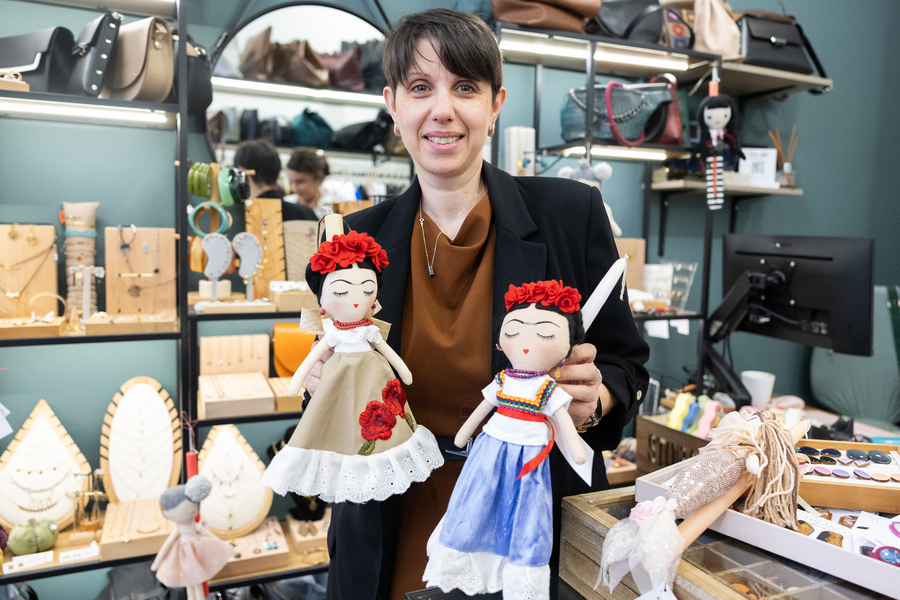 Η ιδιοκτήτρια καταστήματος Βασιλική Μπέλου κρατάει Πασχαλινές λαμπάδες Φρίντα Κάλο , οι οποίες είναι φτιαγμένες στο χέρι