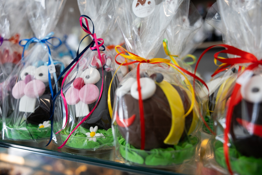 Σοκολατένια αυγά στο Ζαχαροπλαστείο του Γιάννη Μαρίνη