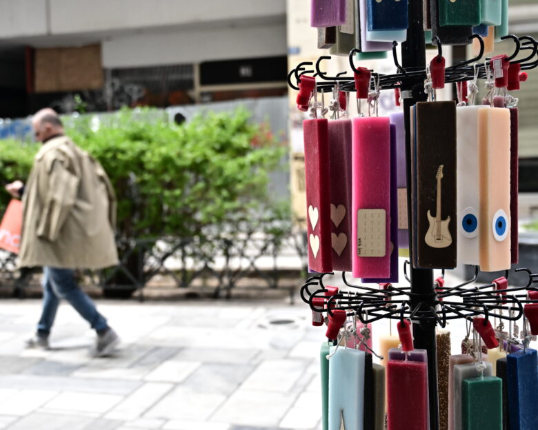 Πασχαλινές λαμπάδες σε κατάστημα της Αθήνας