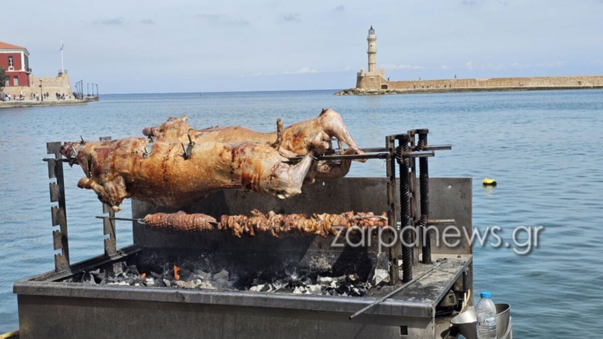 Σούβλισμα οβελία με φόντο τον Φάρο των Χανίων