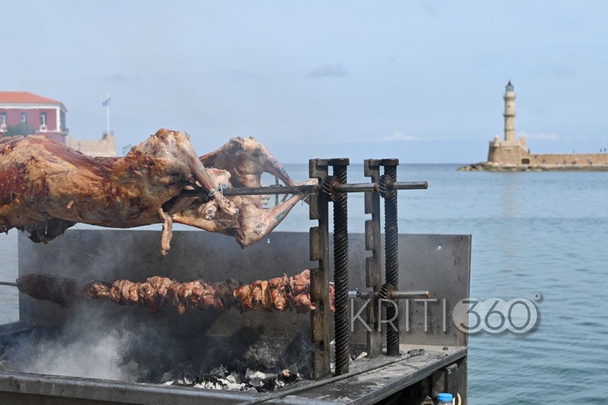 Ψήσιμο αρνιού στο ενετικό λιμάνι των Χανίων