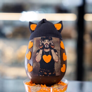 Σοκολατένιο αυγό Ακύλας, στο Ζαχαροπλαστείο του Γιάννη Μαρίνη στην Παναγία Φανερωμένη της Θεσσαλονίκης