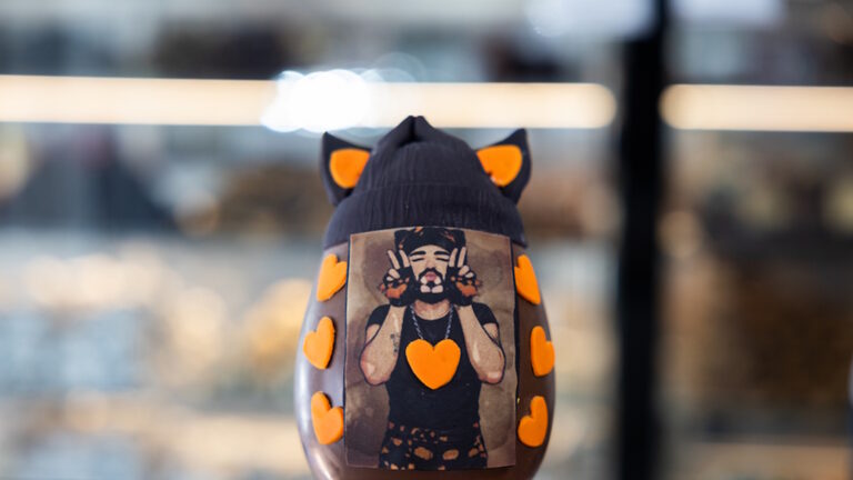 Σοκολατένιο αυγό Ακύλας, στο Ζαχαροπλαστείο του Γιάννη Μαρίνη στην Παναγία Φανερωμένη της Θεσσαλονίκης