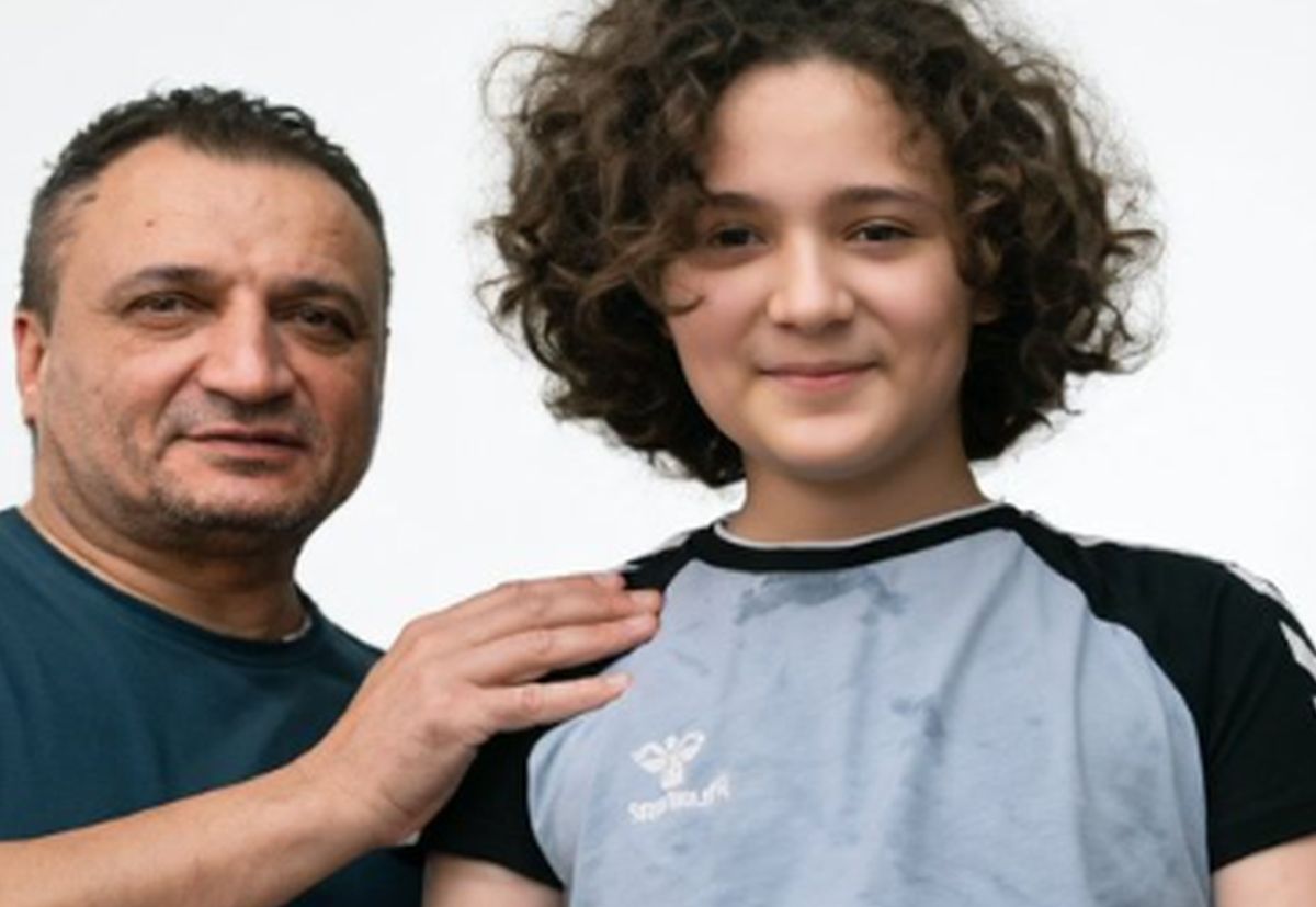 Ο Ουγκούρ Μερσινλί με τον γιο του Αράς