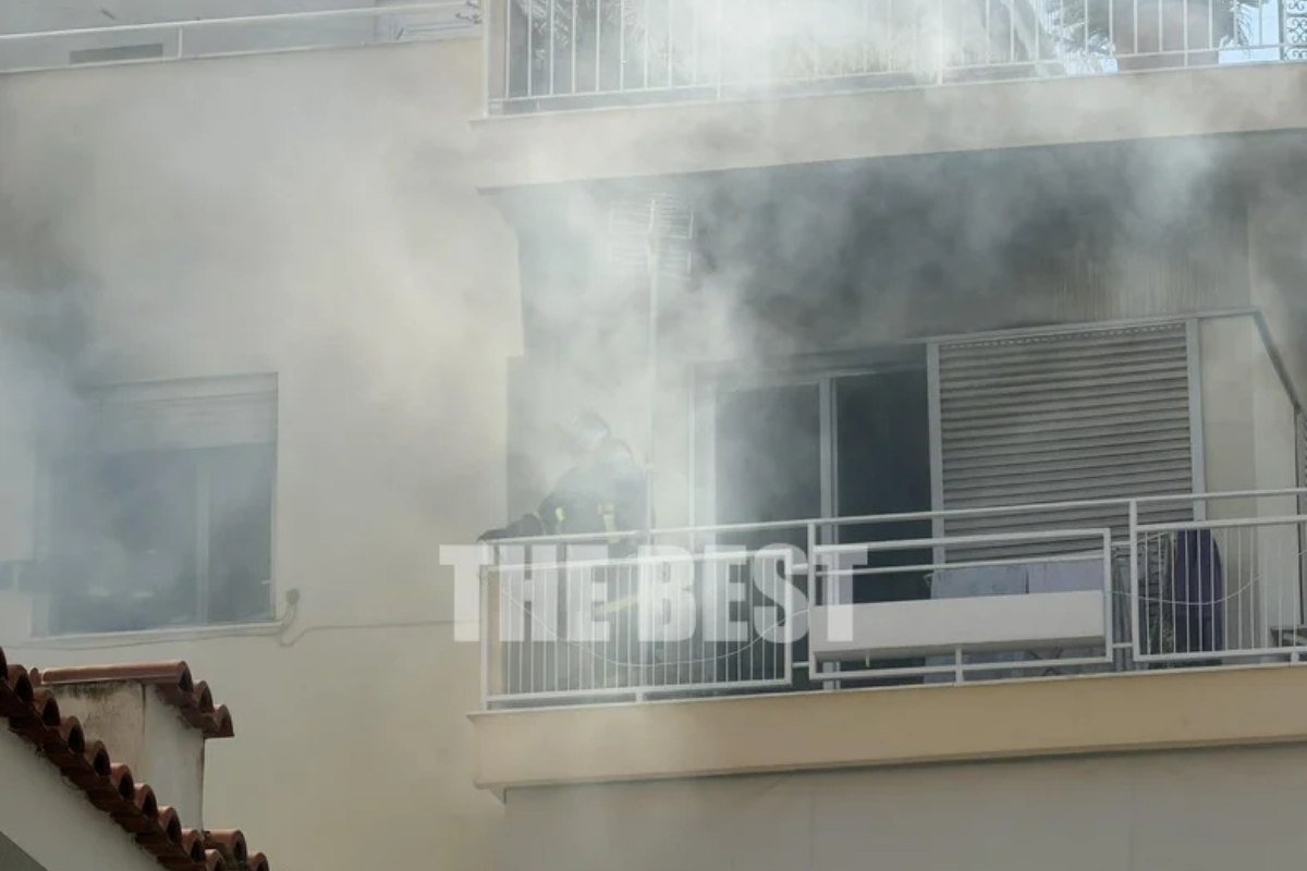 Καπνοί βγαίνουν από διαμέρισμα