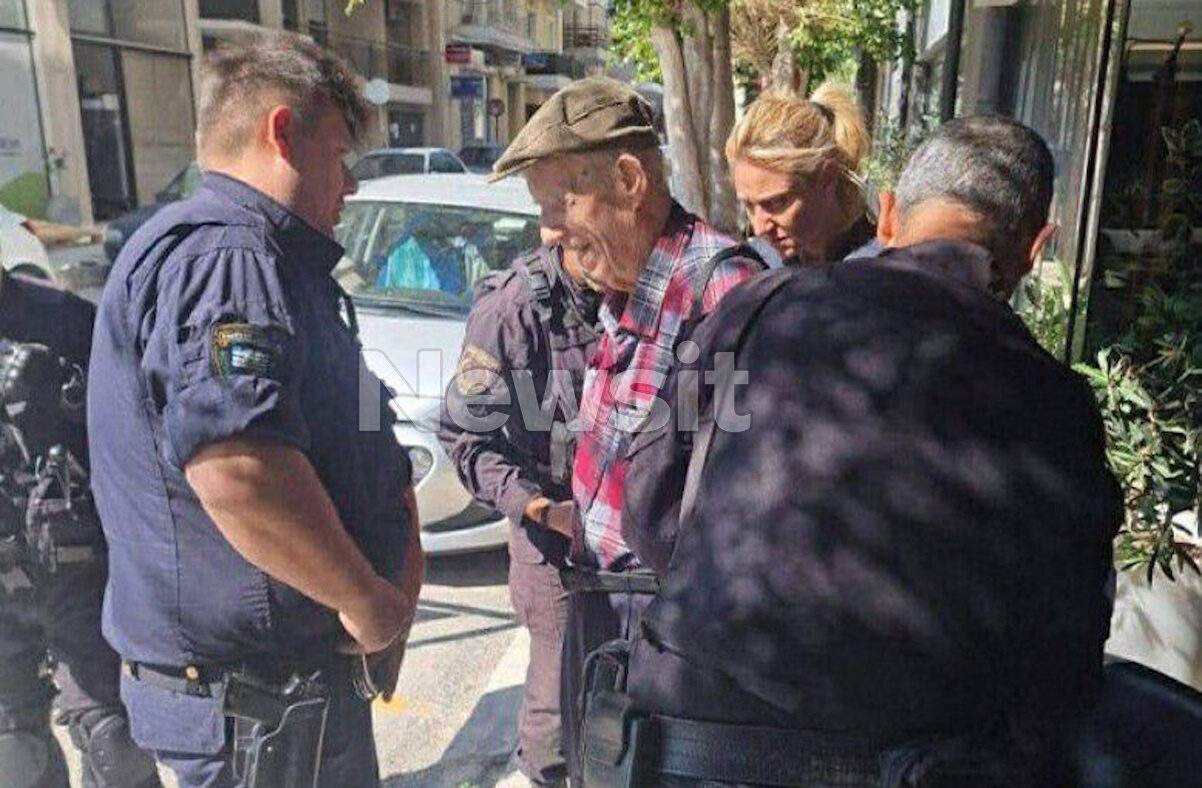 Φωτογραφία ντοκουμέντο από τη σύλληψη του 89χρονου στην Πάτρα
