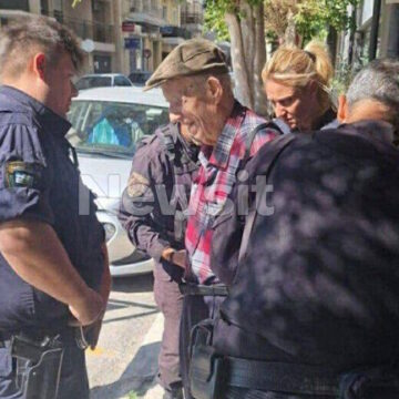 Φωτογραφία ντοκουμέντο από τη σύλληψη του 89χρονου στην Πάτρα