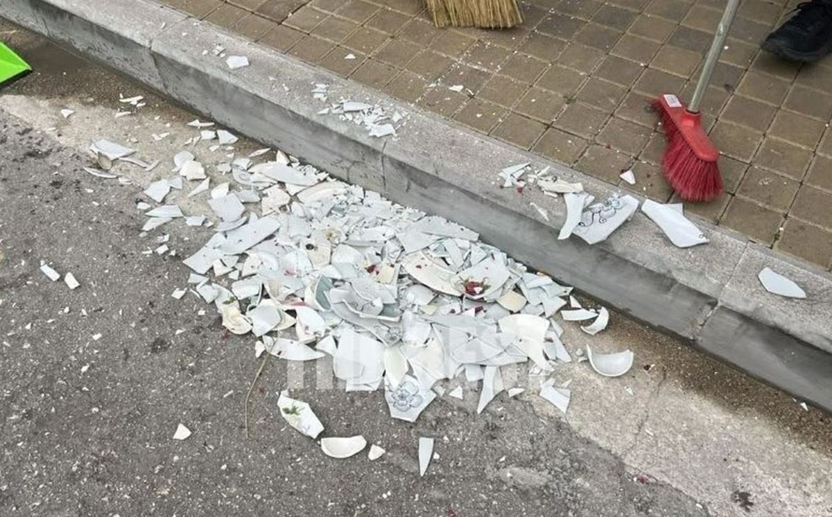 Σπασμένα πιάτα στους δρόμους της Πάτρας για την πρώτη Ανάσταση