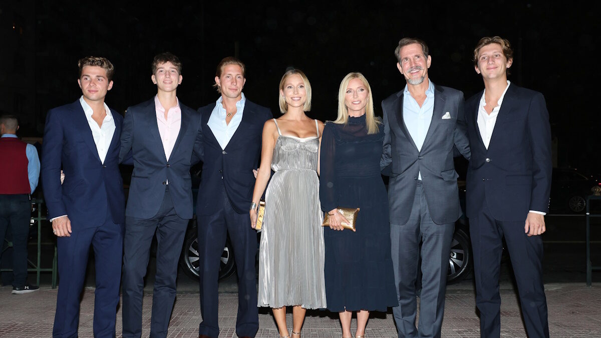 Ο Παύλος Ντε Γκρες και η Μαρί Σαντάλ μαζί με τα παιδιά τους