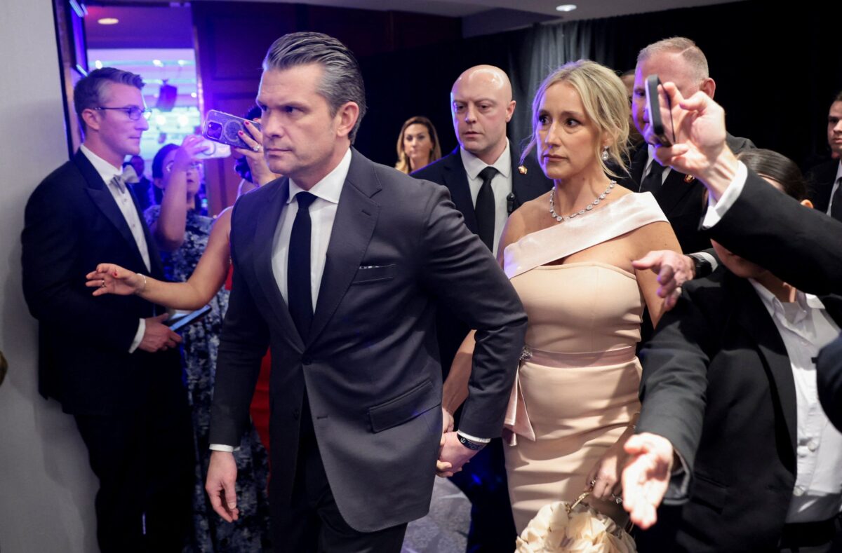 Το «φόρεμα Temu» της συζύγου του Πιτ Χέγκσεθ στο δείπνο των ανταποκριτών διχάζει τις ΗΠΑ