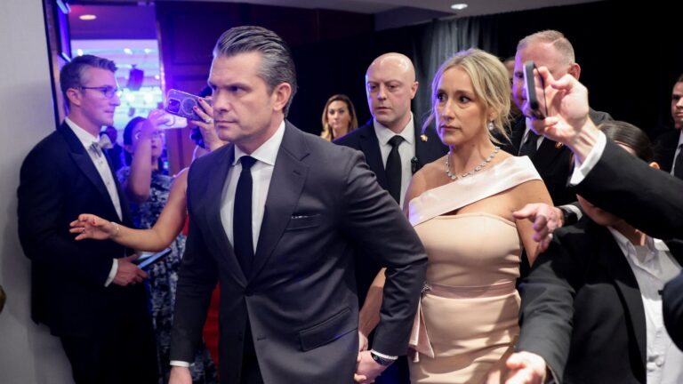 Viral το φόρεμα της συζύγου του Πιτ Χέγκσεθ στο Δείπνο των Ανταποκριτών στον Λευκό Οίκο