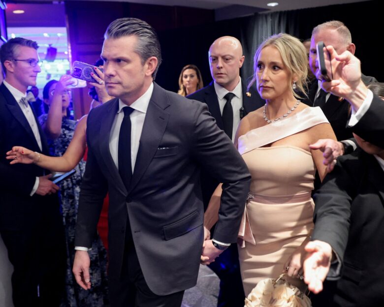 Viral το φόρεμα της συζύγου του Πιτ Χέγκσεθ στο Δείπνο των Ανταποκριτών στον Λευκό Οίκο