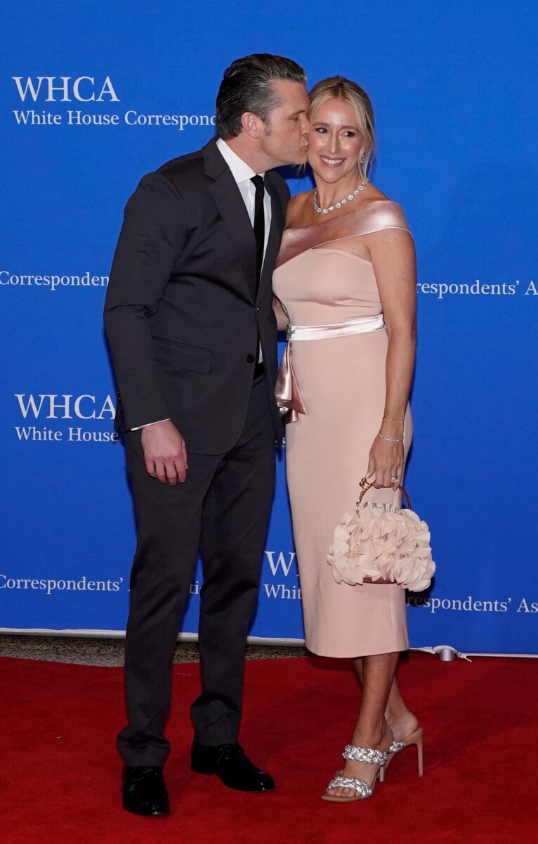 Το «Temu φόρεμα» της Τζένιφερ Ροσέ Χέγκσεθ