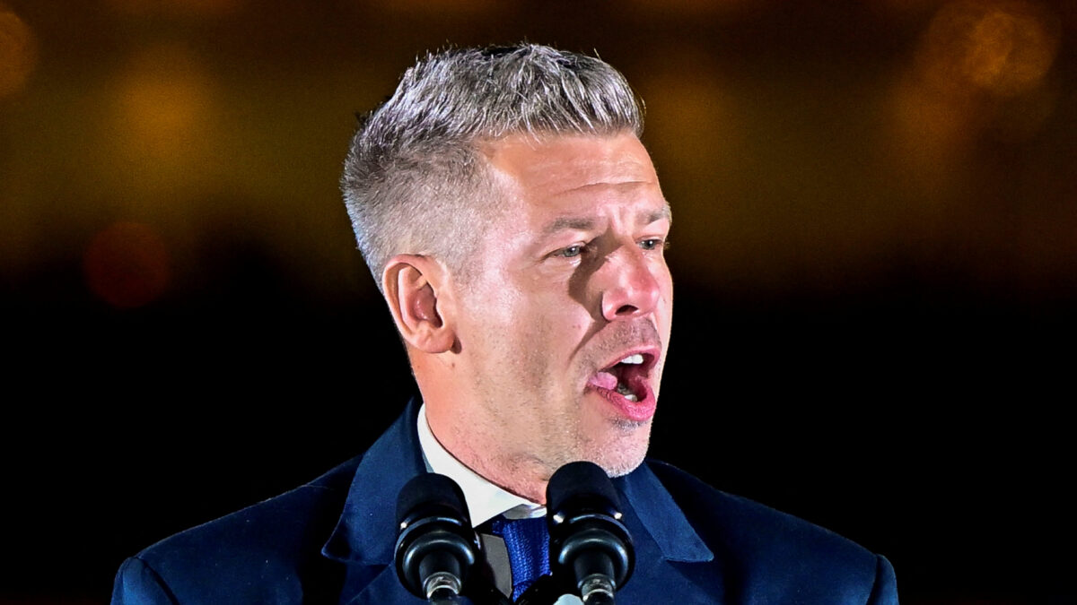 O Ο Πέτερ Μαγιάρ