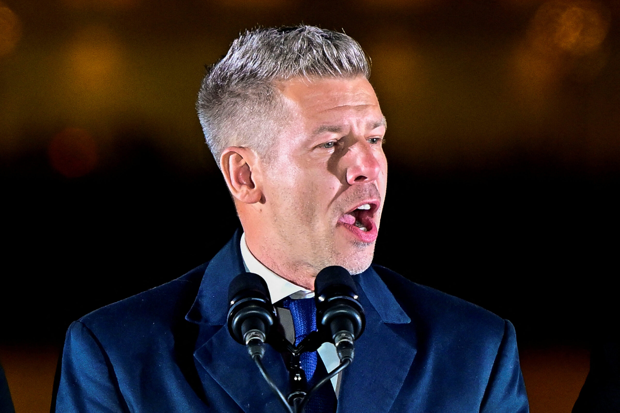 O Ο Πέτερ Μαγιάρ