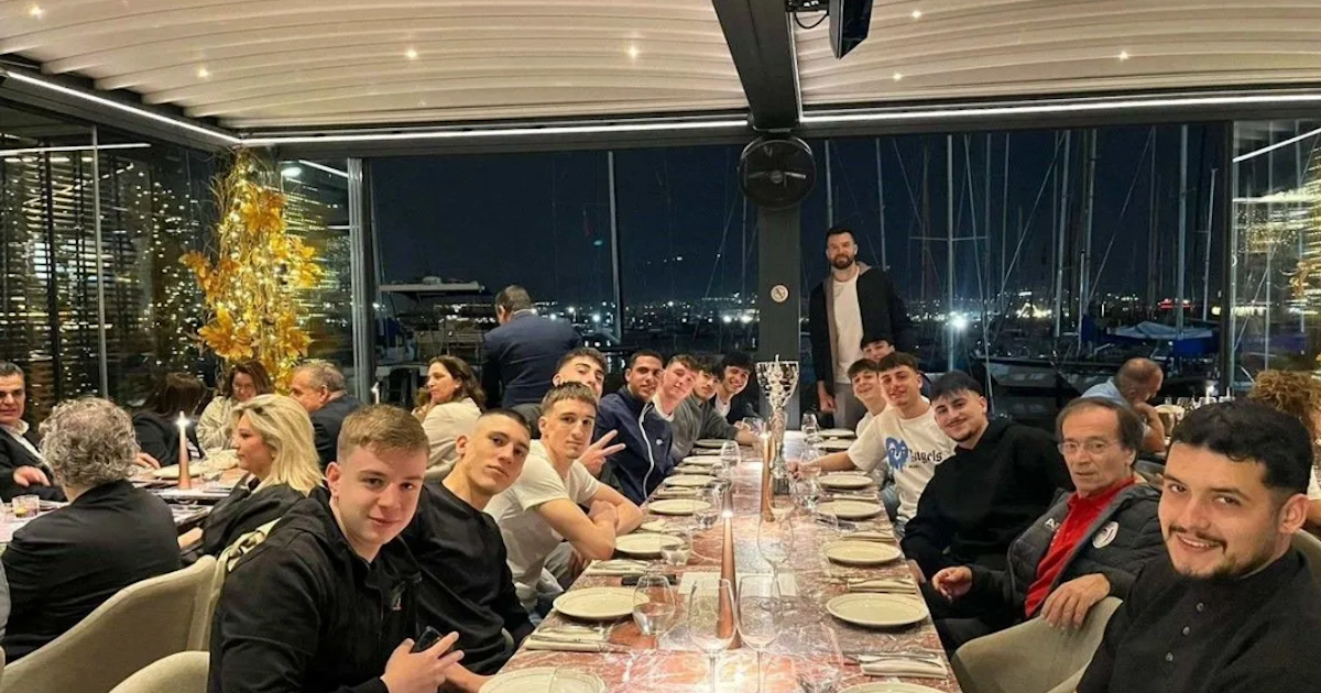 Ο Άλεκ Πίτερς υποδέχθηκε στο εστιατόριό του την πρωταθλήτρια ομάδα μπάσκετ εφήβων του Ολυμπιακού
