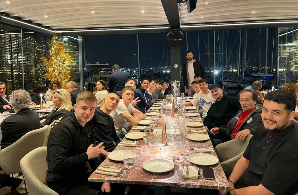 Ο Αλεκ Πίτερς υποδέχθηκε στο εστιατόριό του την πρωταθλήτρια ομάδα μπάσκετ εφήβων του Ολυμπιακού