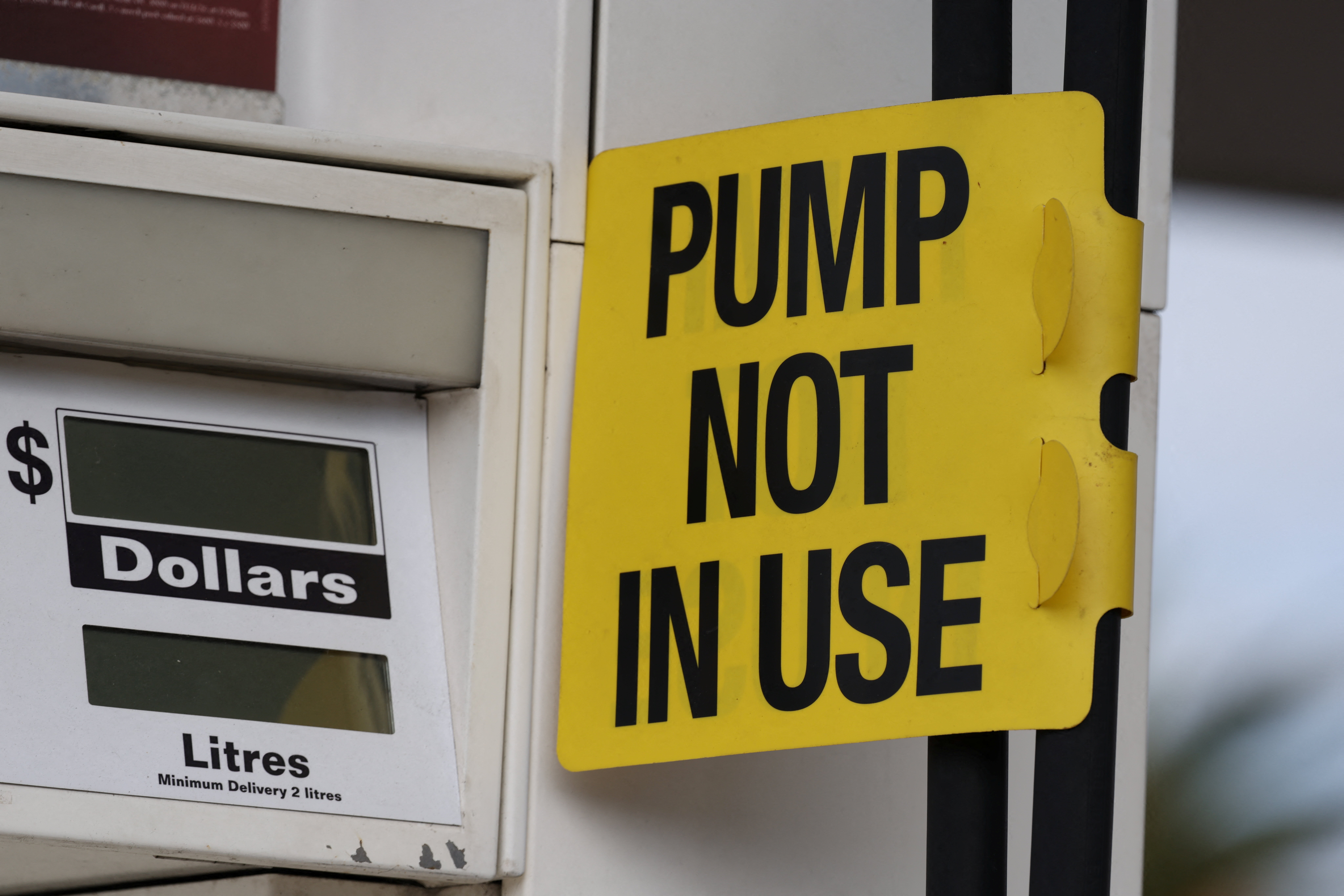 Πινακίδα με την ένδειξη «Η αντλία δεν λειτουργεί» σε πρατήριο βενζίνης στο Σίδνεϋ που έχουν εξαντληθεί τα καύσιμα