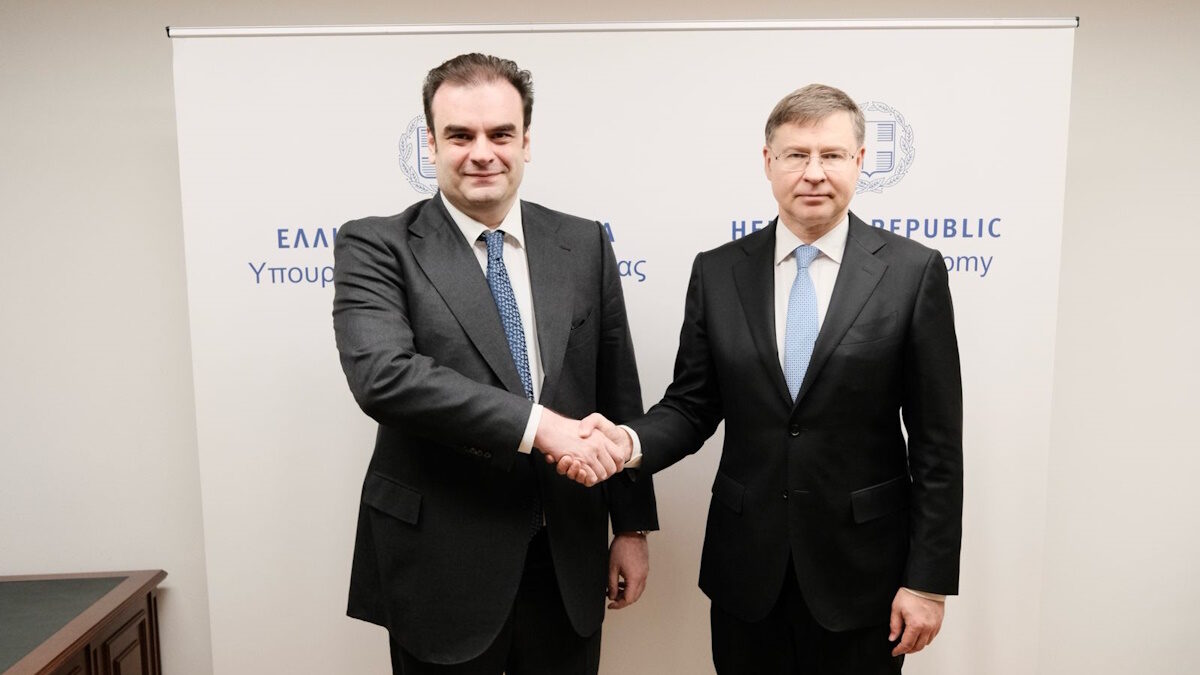 Ο υπουργός Εθνικής Οικονομίας και Οικονομικών Κυριάκος Πιερρακάκης και ο επίτροπος της ΕΕ, Βάλντις Ντομπρόβσκις