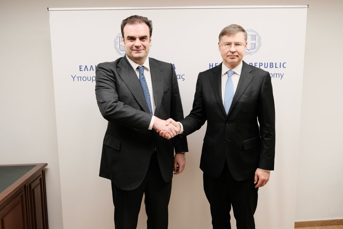 Συνάντηση Πιερρακάκη - Βάλντις Ντομπρόβσκις: Θετικά μηνύματα για την ελληνική οικονομία και τις επιδόσεις της στην ΕΕ