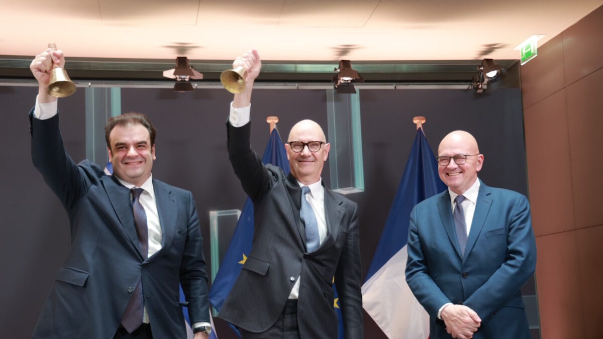 Ο υπουργός Οικονομικών και Πρόεδρος του Eurogroup Κυριάκος Πιερρακάκης με τον Γάλλο ομόλογό του Ρολάν Λεσκύρ, παρουσία του Διευθύνοντος Συμβούλου της Euronext, Στεφάν Μπουζνά