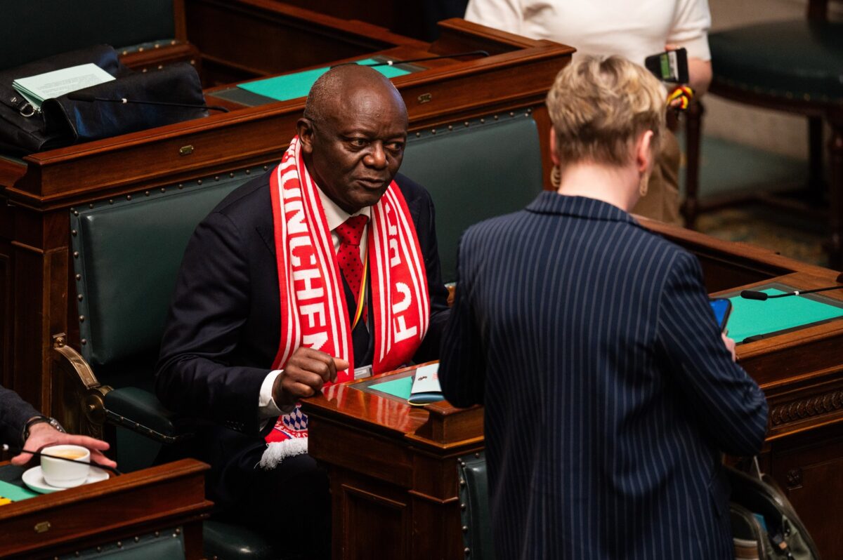 Ο πατέρας του Βενσάν Κομπανί εμφανίστηκε με κασκόλ της Μπάγερν Μονάχου στο κοινοβούλιο του Βελγίου