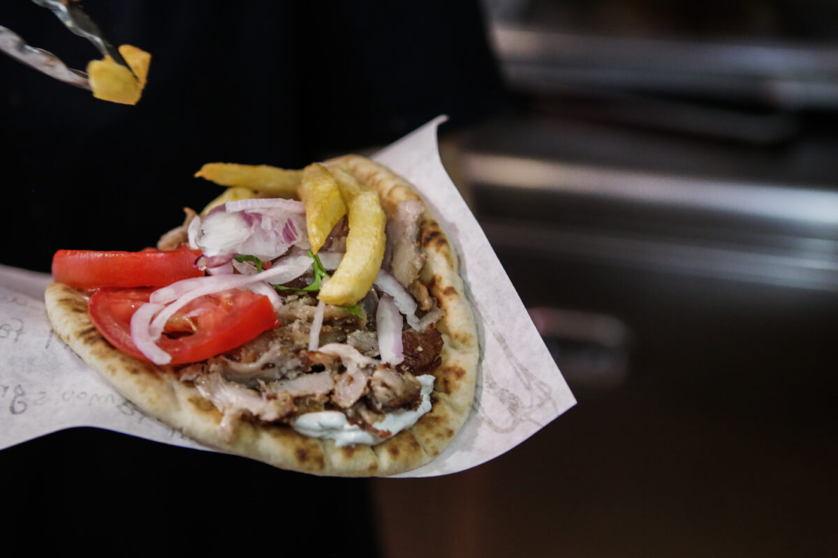 Σουβλάκι έως 5 ευρώ: Από φθηνή λύση είδος πολυτελείας – Πώς υπερδιπλασιάστηκε η τιμή του σε 6 χρόνια