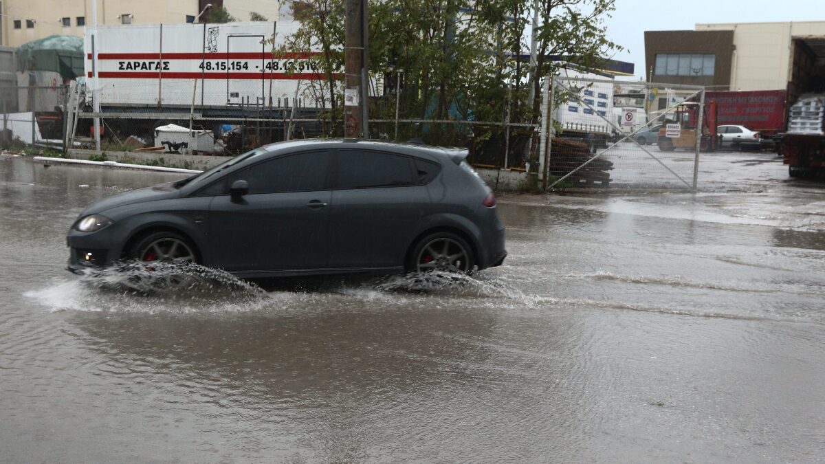 Αυτοκίνητο σε πλημμυρισμένο δρόμο