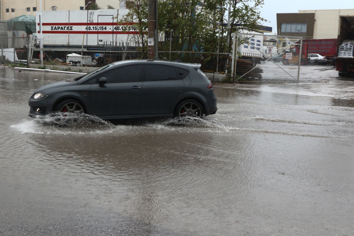 Αυτοκίνητο σε πλημμυρισμένο δρόμο
