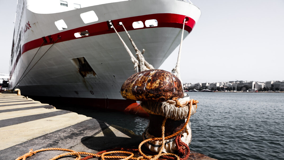 Στιγμιότυπο από το λιμάνι του Πειραιά, Πέμπτη 5 Μαρτίου 2026. Δεμένα παρέμεναν τα πλοία στα λιμάνια όλης της χώρας, καθώς βρίσκονταν σε εξέλιξη η 24ωρη πανελλαδική απεργία που είχε προκηρύξει η Πανελλήνια Ναυτική Ομοσπονδία (ΠΝΟ) για όλες τις κατηγορίες πλοίων. Αφορμή οι εξελίξεις στη Μέση Ανατολή μετά την επίθεση των ΗΠΑ και Ισραήλ εναντίον του Ιράν και το αίτημα για τον άμεσο απεγκλωβισμό των Ελλήνων ναυτικών που βρίσκονται στην ευρύτερη περιοχή. (ΔΑΝΑΗ ΔΑΥΛΟΠΟΥΛΟΥ/EUROKINISSI)