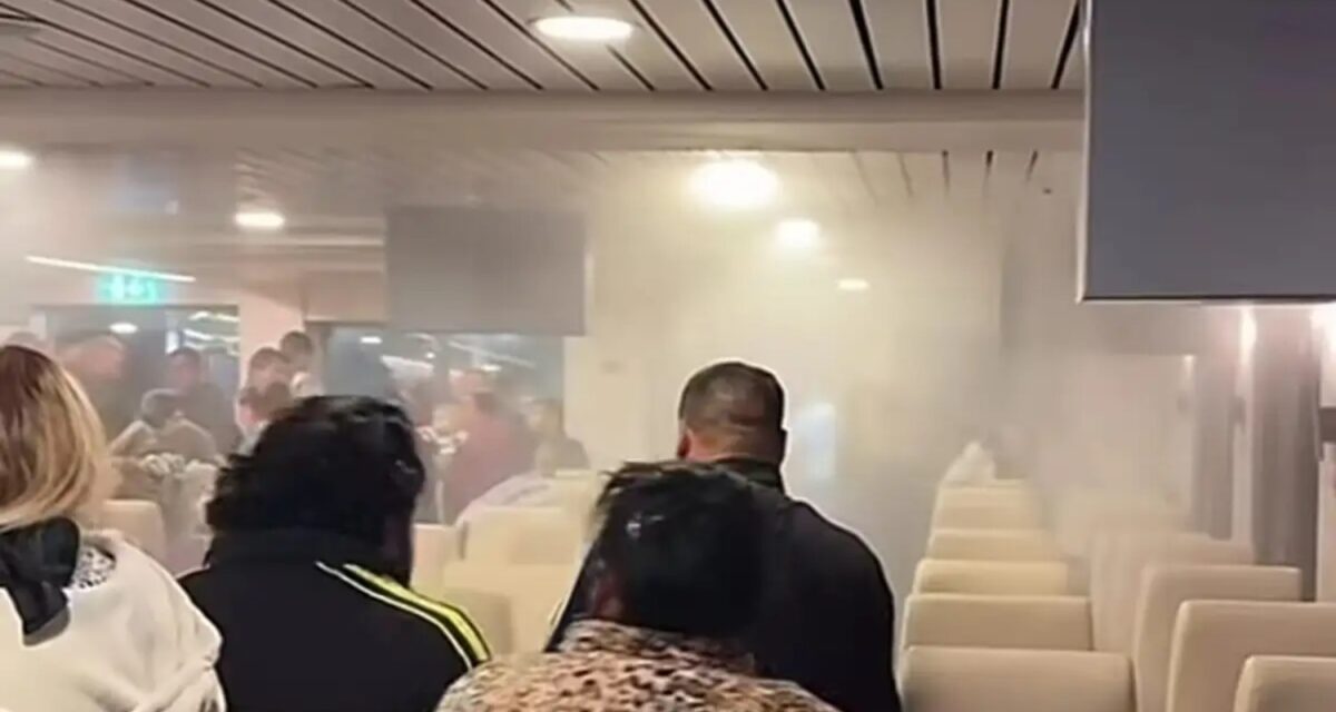 Η στιγμή που έπεφτε το νερό από το σύστημα πυρόσβεσης στο "Νήσος Σάμος"