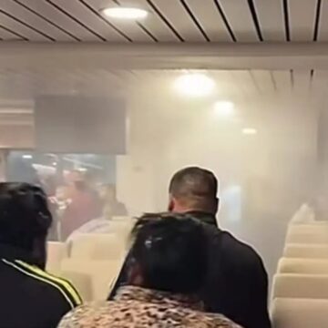 Η στιγμή που έπεφτε το νερό από το σύστημα πυρόσβεσης στο "Νήσος Σάμος"