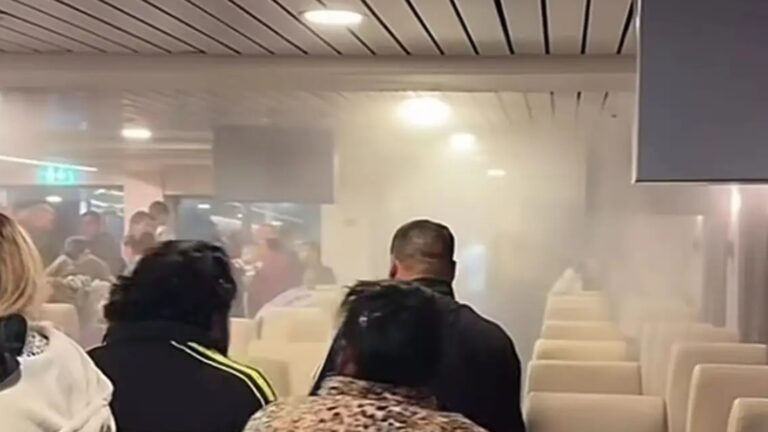 Η στιγμή που έπεφτε το νερό από το σύστημα πυρόσβεσης στο "Νήσος Σάμος"