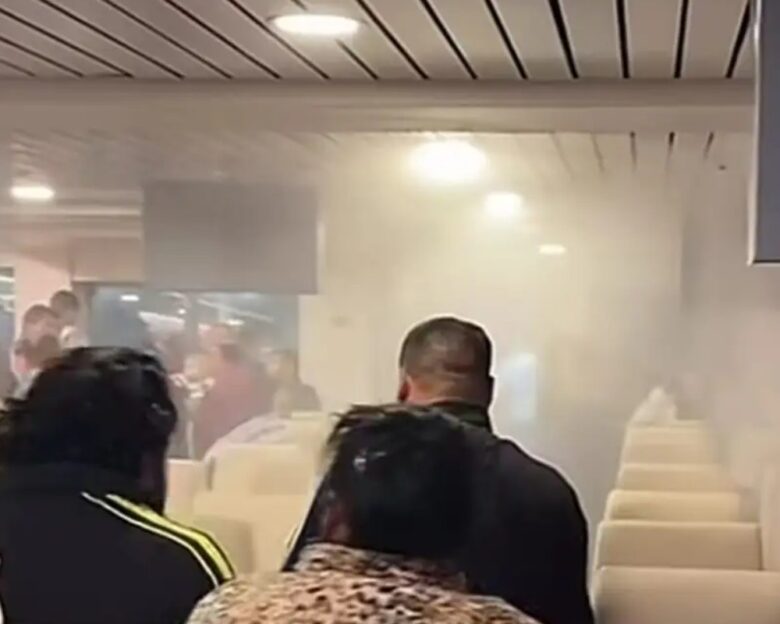 Η στιγμή που έπεφτε το νερό από το σύστημα πυρόσβεσης στο "Νήσος Σάμος"