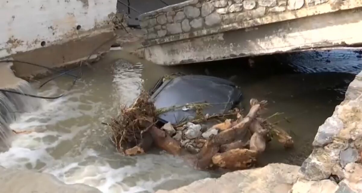 Κακοκαιρία Erminio: Εικόνες καταστροφής στον Πόρο – Μπαζωμένο ρέμα «φούσκωσε» σε ορμητικό χείμαρρο