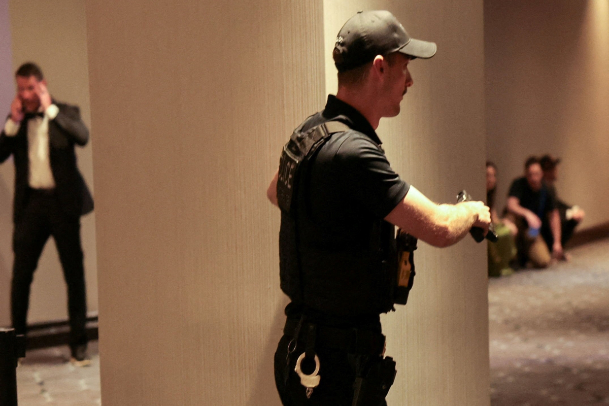 Επίθεση στο δείπνο των ανταποκριτών του Λευκού Οίκου: Το κινητό τηλέφωνο του πράκτορα που χτυπήθηκε από σφαίρα του έσωσε τη ζωή