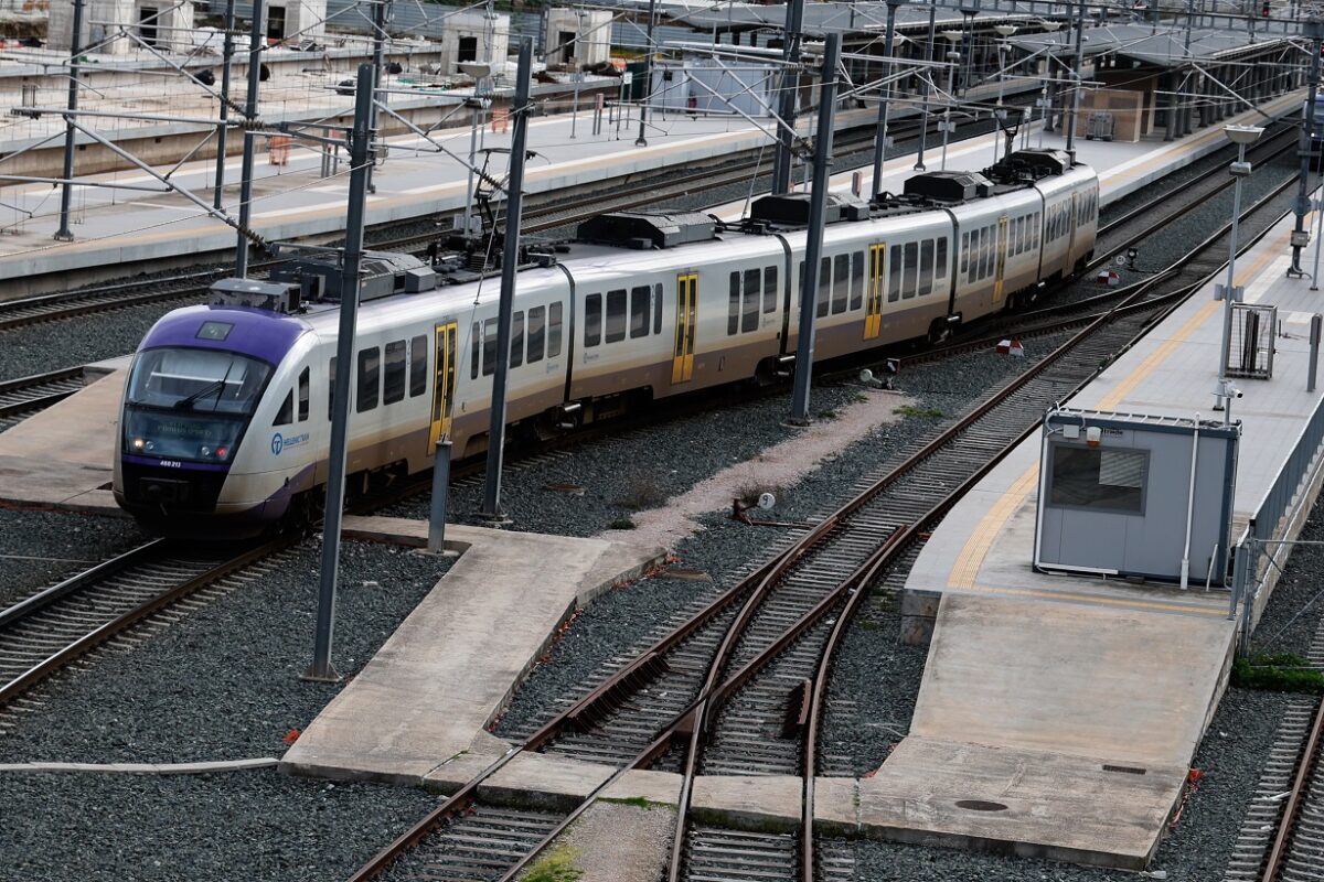 Πάτρα: Τρένο έπεσε σε αυτοκίνητο που ήταν παρκαρισμένο στις γραμμές