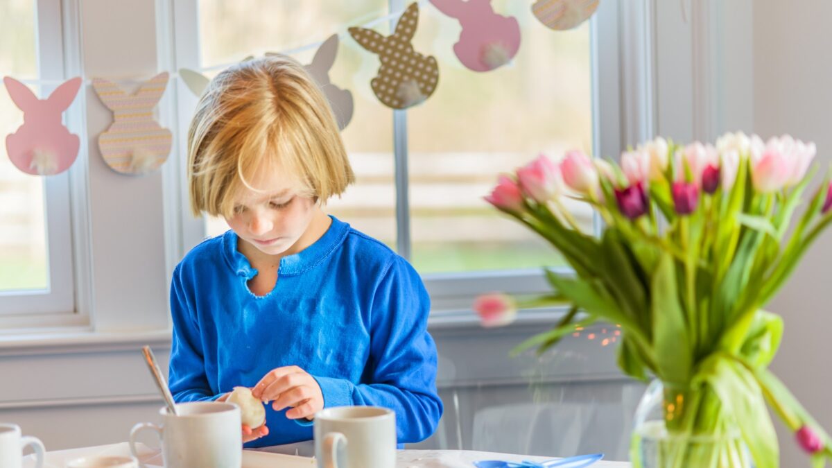 Παιδί σε πασχαλινό τραπέζι