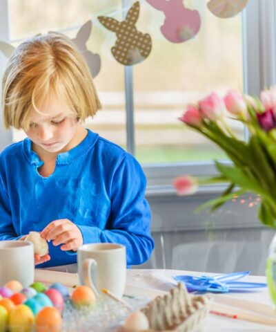 Παιδί σε πασχαλινό τραπέζι