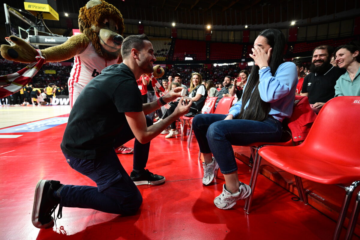 Οπαδός του Ολυμπιακού έκανε πρόταση γάμου στην αγαπημένη του στο παιχνίδι με τον Αρη