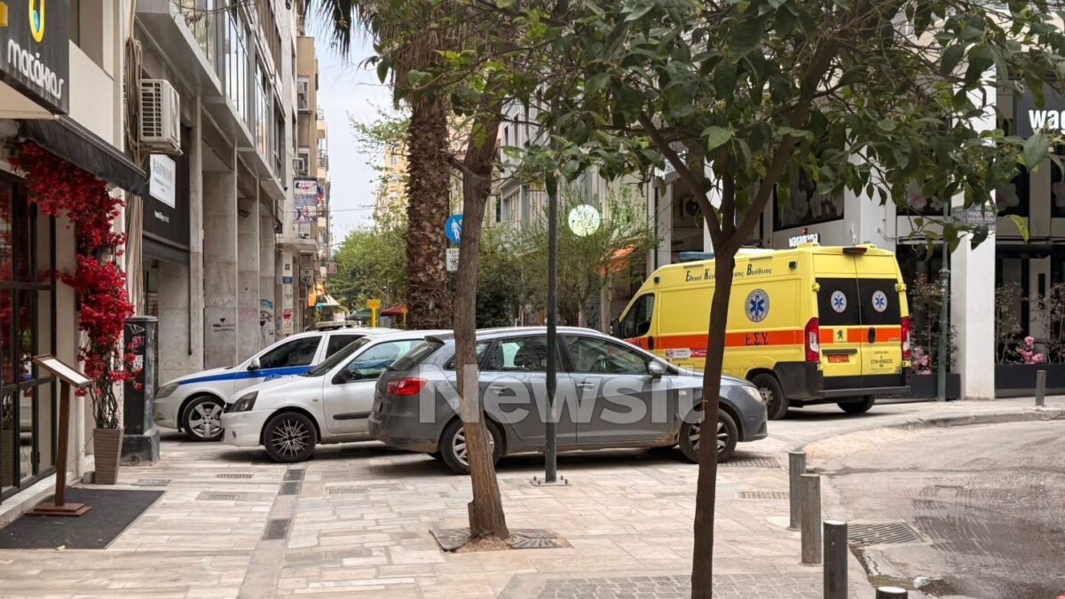 Ασθενοφόρο και περιπολικό στο σημείο της πτώσης