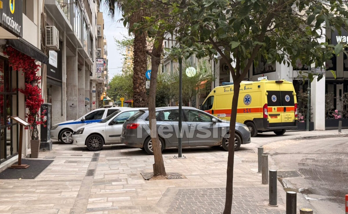 Ασθενοφόρο και περιπολικό στο σημείο της πτώσης