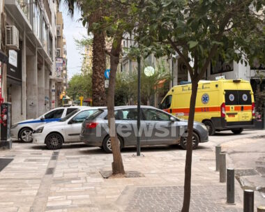 Ασθενοφόρο και περιπολικό στο σημείο της πτώσης