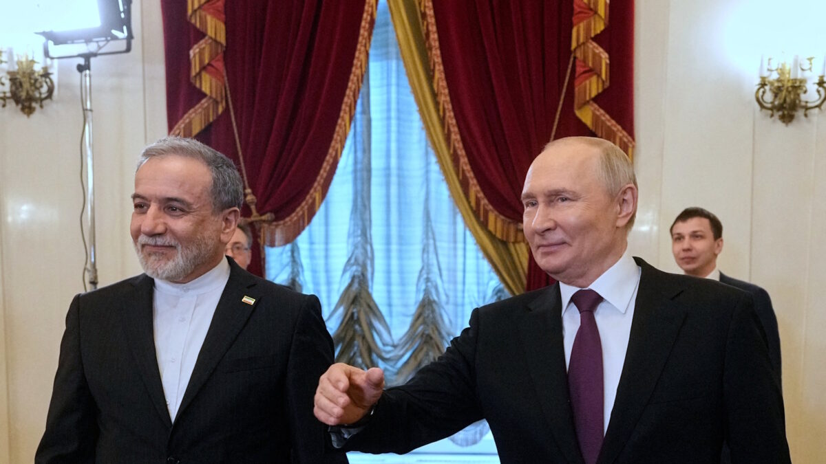 Ο Αμπάς Αραγτσί (αριστερά) με τον Βλαντίμιρ Πούτιν (δεξιά)