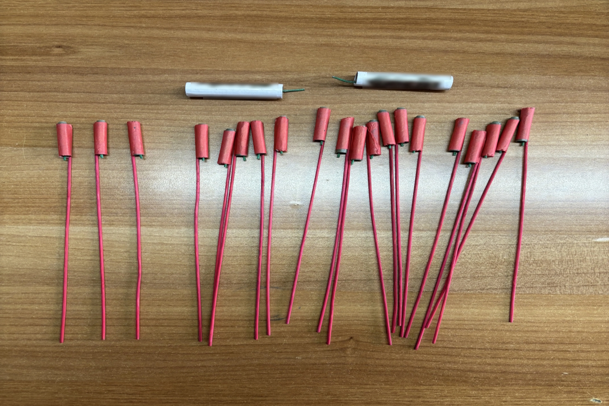 Νίκαια: 14χρονος πήγε με πυροτεχνήματα έξω από σχολείο - Χειροπέδες στους γονείς του και στον 42χρονο προμηθευτή