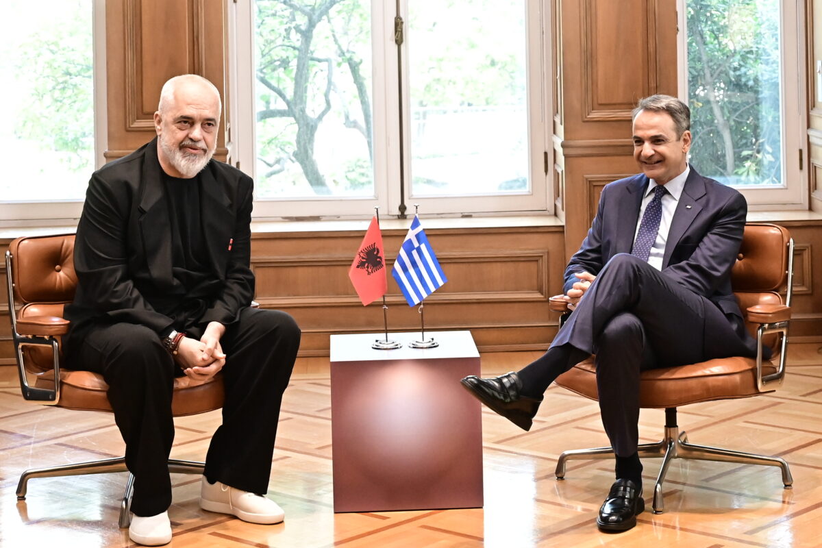 Ο Έντι Ράμα ντυμένος για ποτάκι στο Μαξίμου στη συνάντηση με τον Κυριάκο Μητσοτάκη - Έριξε το φταίξιμο στο πρωτόκολλό του