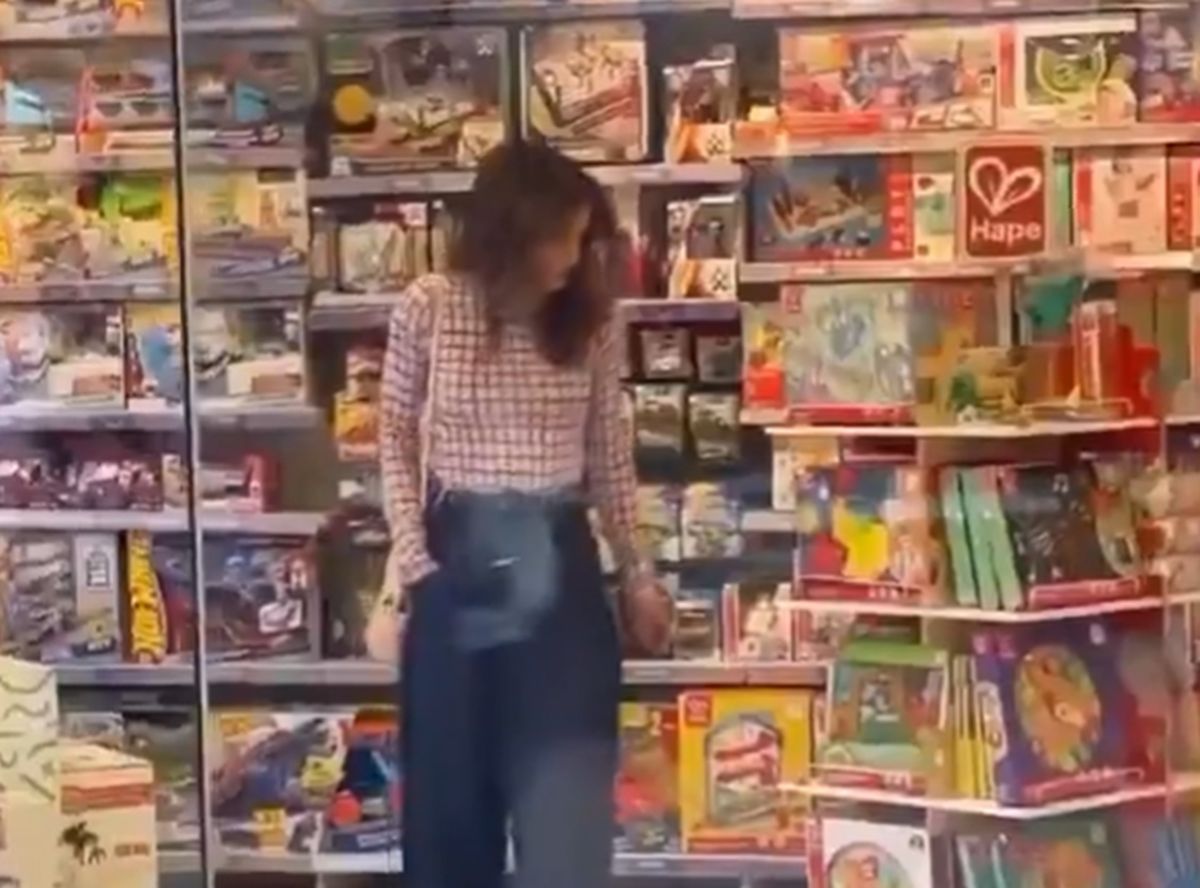 Βασίλισσα Ράνια της Ιορδανίας: Πανέμορφη και πάντα κομψή ψωνίζει παιχνίδια για τα εγγόνια της