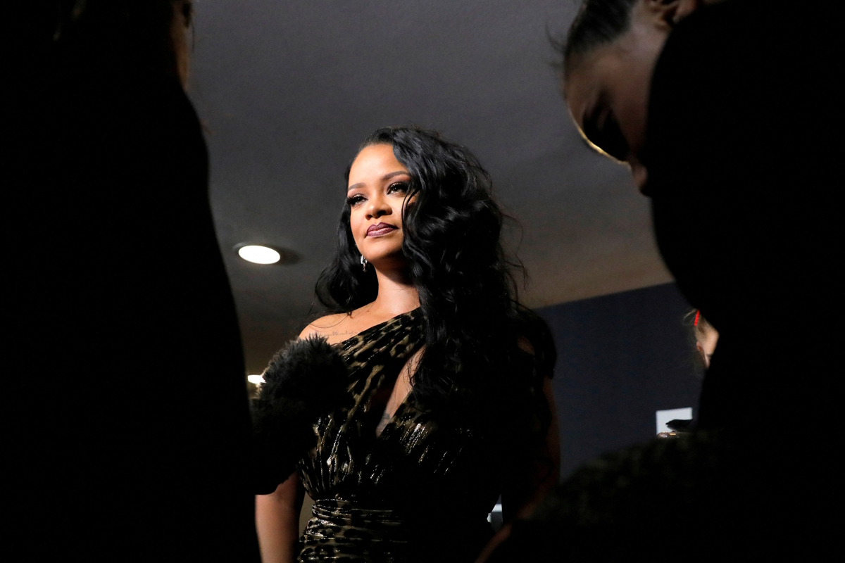 Η Ριάνα πόζαρε σε εξώφυλλο περιοδικού αγκαλιά με την 7 μηνών κόρη της που φορούσε πάνα Dior